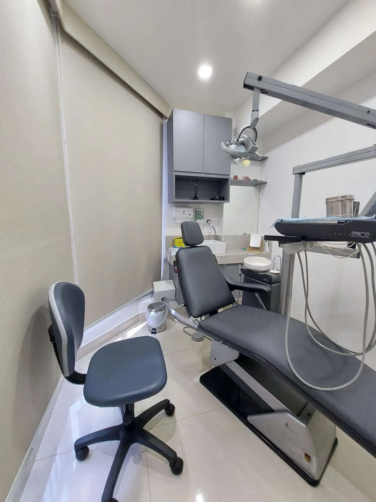 Cadeira e equipamento odontológico do consultório