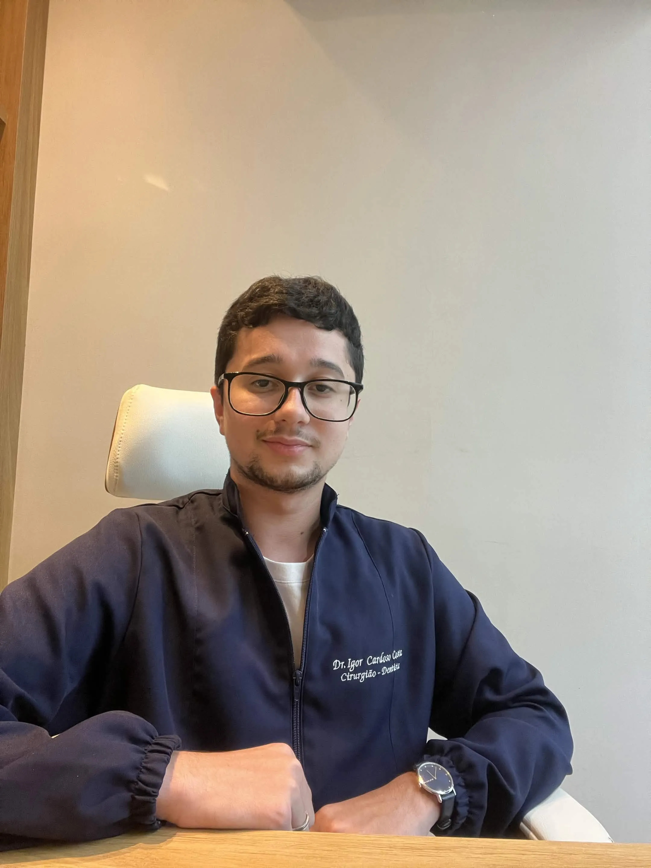 Dr. Igor Cardoso em atendimento no consultório em Icaraí, Niterói
